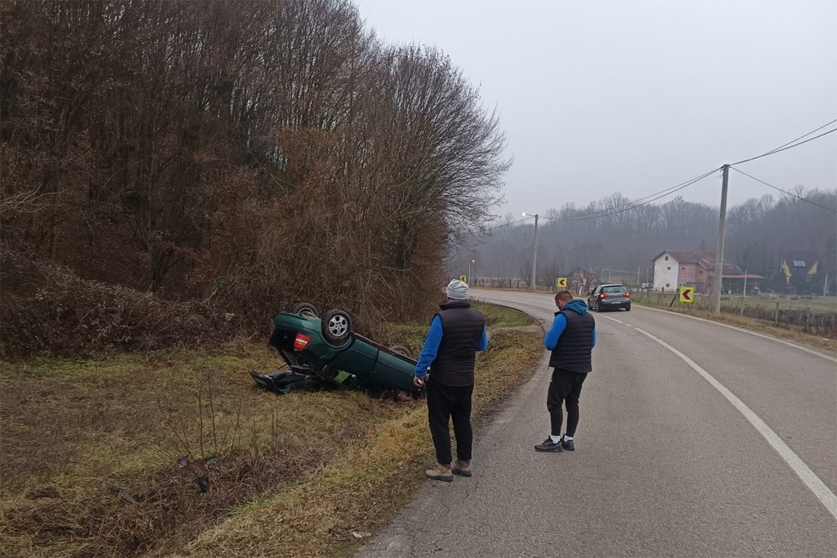 Automobil na krovu kod Banjaluke