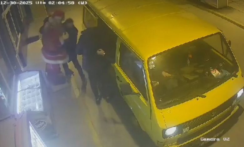 Ukraden Djed Mraz sa benzinske pumpe u BiH