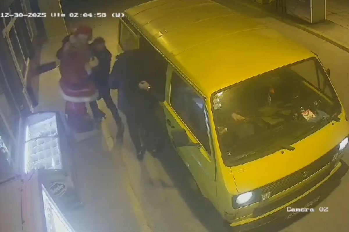 Ukraden Djed Mraz sa benzinske pumpe u BiH