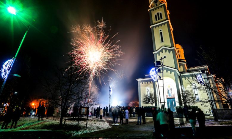 Poznato ko nastupa u Derventi