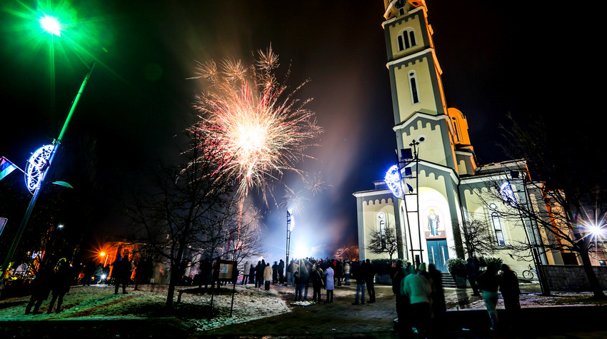 Poznato ko nastupa u Derventi