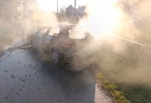 U Banjaluci gorjela dva automobila i vikendica