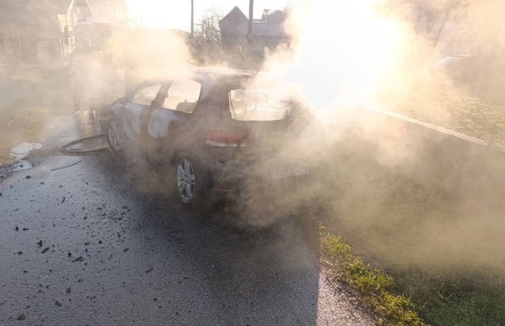 U Banjaluci gorjela dva automobila i vikendica