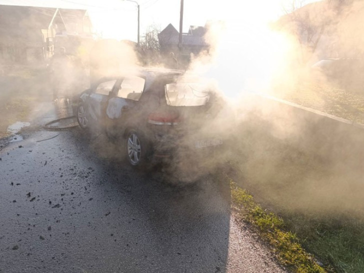 U Banjaluci gorjela dva automobila i vikendica
