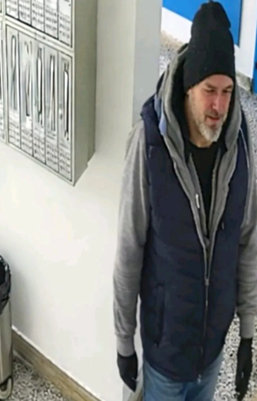 Nesrećna žena S. Ć. (67) koja je napadnuta i izbodena nožem, u trenutku napada bila je sa unukom koji je vraćala kuči iz parkića, saznaje Telegraf.rs.

Žena je bila u prizemlju zgrade kada joj je nepoznati napadač prišao sa leđa i zadao joj više ubodnih rana po tijelu, a zatim joj oteo torbu koju je imala kod sebe. Svemu je prisustvovalo malo dijete koje je nesrećna žena vodila za ruku ka kući.

Ekipa Hitne pomoći odmah je izašla na lice mjesta, a nesrećna žena je prevezena u Urgentni centar gdje su joj ljekari konstatovali teške tjelesne povrede u vidu ubodne rane vrata, ramena i grudnog koša.

– Žena je u teškom stanju, ali je situacija mogla biti mnogo gora da nije nosila zimsku jaknu. U trenutku napada vraćala se sa unukom iz parkića, a dijete je sve vidjelo – ispričao je za Telegraf.rs izvor blizak istrazi.

Cijeli kraj je pod opsadom policije jer je, kako Telegraf.rs saznaje, napadač pobjegao u nepoznatom pravcu, a u toku je intenzivna potraga za njim.

Napad se dogodio nešto poslije 13 časova na Novom Beogradu, kada je za sada nepoznat muškarac prišao S.Ć. sa leđa i nanio joj više ubodnih rana na tijelu.

Komšije nesrećne žene su u šoku, kako su rekli za Telegraf.rs ništa nisu čuli dok nisu vidjeli više patrola policije.

– Ne mogu da vjerujem šta se više dešava, napad usred bijela dana. Da neko tako hladnokrvno izbode ženu… strašno – izjavio je u neverici jedan komšija.

Istraga, koja bi trebalo da rasvijetli sve okolnosti ovog događaja, je u toku.

Na snazi je akcija “Vihor”.

