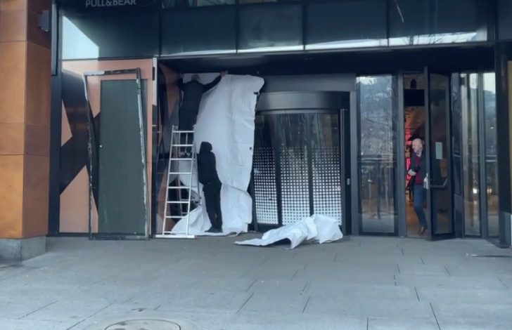 Pokušali automobilom da provale u tržni centar