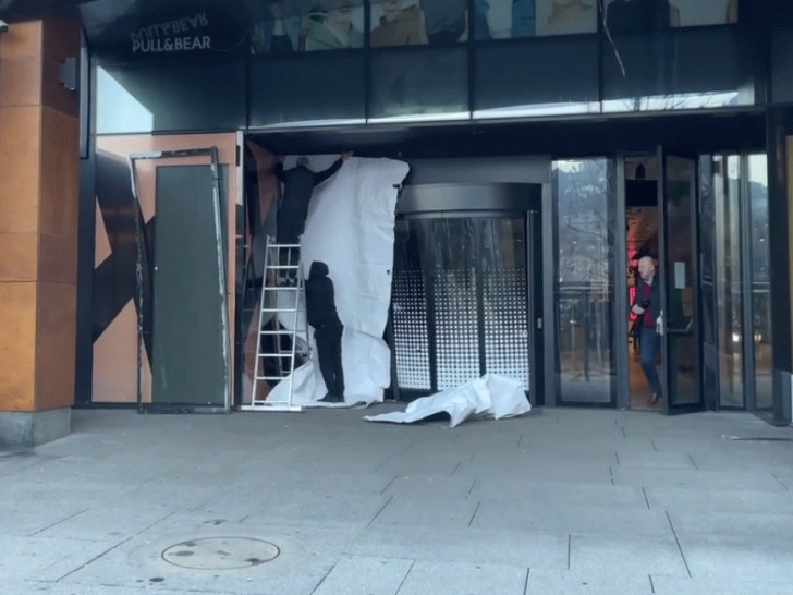 Pokušali automobilom da provale u tržni centar