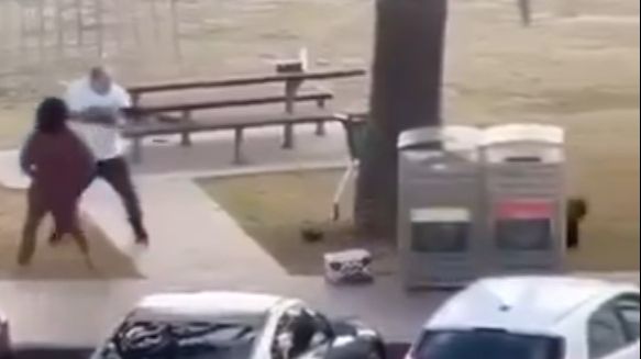 Hrabri prolaznik zaustavio napadača s plaže i uperio pušku u njega