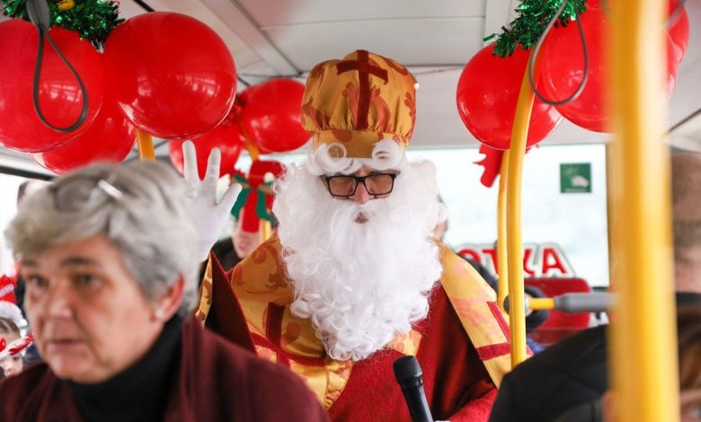 Mališani sa Svetim Nikolom i Djeda Mrazom prošli kroz Banjaluku