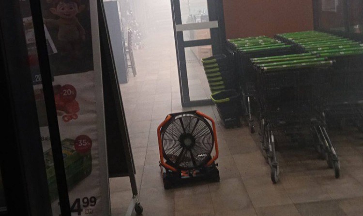 Osam vatrogasaca gasilo požar u “Tropiku”, oglasili se iz marketa