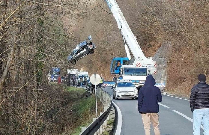 Saobraćajna nezgoda kod Jajca: Automobil izvučen iz rijeke