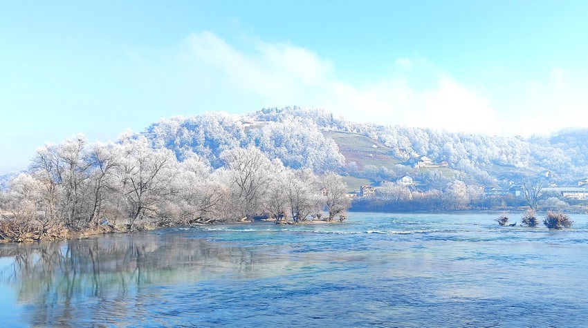 Obale Une pretvorene u zimsku razglednicu