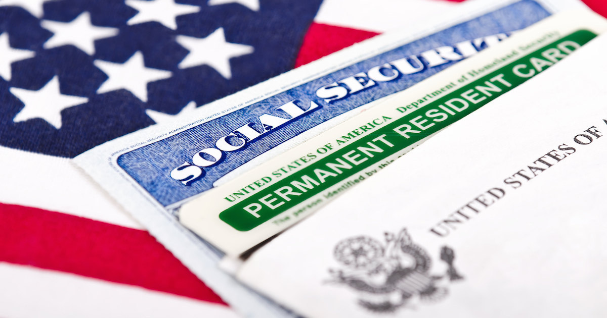 Tramp obustavlja program lutrije za zelene karte