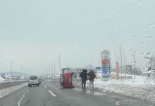 Nezgoda na brzoj cesti Banjaluka–Laktaši, automobil završio na boku