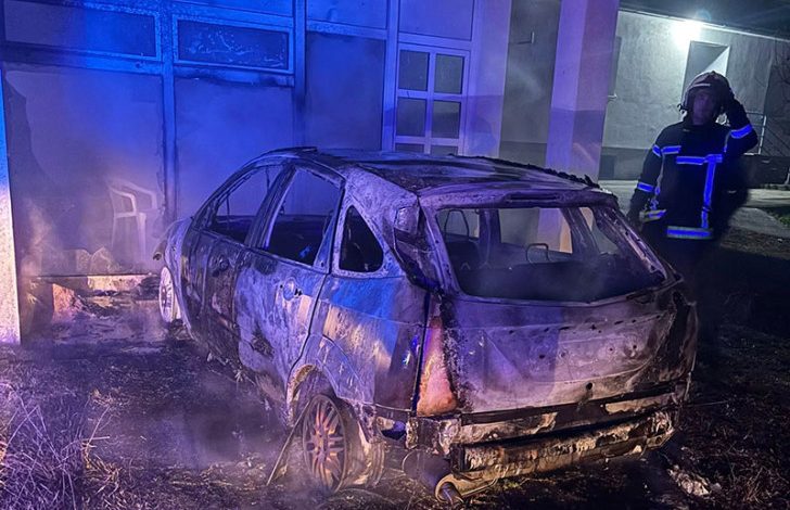 Gorio automobil, vozilo potpuno uništeno