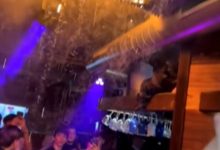 Dok je bar gorio, većina je snimala plamen i plesala