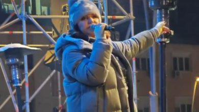 Anu Bekutu u Čačku gađali grudvama: "Sram vas bilo"