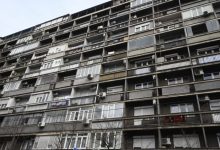 Djevojka umrla tokom intimnog odnosa Hitna pomoć primila je poziv od mladića M. M. (30) koji im je, navodno, rekao da je njegova djevojka koristila kokain, ali da je bez svjesti i da ne diše, te da sumnja da se predozirala. Prema riječima izvora Blica, mladić koji je počinio samoubistvo, je prije poziva pokušavao da reanimira djevojku, kao i dok je čekao da ljekari stignu, ali bezuspješno. Dolaskom na lice mjesta u stan u Cvijićevoj ulici, ljekari su zatekli nesretnu djevojku koja je naga ležala na krevetu i nije davala znake života. – Tročlana ekipa stigla je u stan i odmah su krenuli sa reanimiranjem djevojke. Nažalost, bezuspješno, nije davala znake života. Tada je doktor iz ekipe konstatovao njenu smrt. Dok je on izgovarao vrijeme, tehničar se okrenuo. Sve se dešavalo u sekundi. Mladić, koji je stajao u stanu dok su ljekari pokušavali da spase djevojku, približio se prozoru, a tehničar je instiktivno krenuo ka njemu. Međutim, mladić je u djeliću sekunde skočio sa prozora iz stana koji se nalazi na 9. spratu, ne dajući nikakvu šansu ljekarima da ga uhvate i spase – otkriva sagovornik Blica. Prema njegovim riječima djevojka i mladić su u trenutku njene smrti imali intimni odnos.