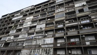 Djevojka umrla tokom intimnog odnosa Hitna pomoć primila je poziv od mladića M. M. (30) koji im je, navodno, rekao da je njegova djevojka koristila kokain, ali da je bez svjesti i da ne diše, te da sumnja da se predozirala. Prema riječima izvora Blica, mladić koji je počinio samoubistvo, je prije poziva pokušavao da reanimira djevojku, kao i dok je čekao da ljekari stignu, ali bezuspješno. Dolaskom na lice mjesta u stan u Cvijićevoj ulici, ljekari su zatekli nesretnu djevojku koja je naga ležala na krevetu i nije davala znake života. – Tročlana ekipa stigla je u stan i odmah su krenuli sa reanimiranjem djevojke. Nažalost, bezuspješno, nije davala znake života. Tada je doktor iz ekipe konstatovao njenu smrt. Dok je on izgovarao vrijeme, tehničar se okrenuo. Sve se dešavalo u sekundi. Mladić, koji je stajao u stanu dok su ljekari pokušavali da spase djevojku, približio se prozoru, a tehničar je instiktivno krenuo ka njemu. Međutim, mladić je u djeliću sekunde skočio sa prozora iz stana koji se nalazi na 9. spratu, ne dajući nikakvu šansu ljekarima da ga uhvate i spase – otkriva sagovornik Blica. Prema njegovim riječima djevojka i mladić su u trenutku njene smrti imali intimni odnos.