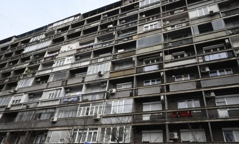 Djevojka umrla tokom intimnog odnosa Hitna pomoć primila je poziv od mladića M. M. (30) koji im je, navodno, rekao da je njegova djevojka koristila kokain, ali da je bez svjesti i da ne diše, te da sumnja da se predozirala. Prema riječima izvora Blica, mladić koji je počinio samoubistvo, je prije poziva pokušavao da reanimira djevojku, kao i dok je čekao da ljekari stignu, ali bezuspješno. Dolaskom na lice mjesta u stan u Cvijićevoj ulici, ljekari su zatekli nesretnu djevojku koja je naga ležala na krevetu i nije davala znake života. – Tročlana ekipa stigla je u stan i odmah su krenuli sa reanimiranjem djevojke. Nažalost, bezuspješno, nije davala znake života. Tada je doktor iz ekipe konstatovao njenu smrt. Dok je on izgovarao vrijeme, tehničar se okrenuo. Sve se dešavalo u sekundi. Mladić, koji je stajao u stanu dok su ljekari pokušavali da spase djevojku, približio se prozoru, a tehničar je instiktivno krenuo ka njemu. Međutim, mladić je u djeliću sekunde skočio sa prozora iz stana koji se nalazi na 9. spratu, ne dajući nikakvu šansu ljekarima da ga uhvate i spase – otkriva sagovornik Blica. Prema njegovim riječima djevojka i mladić su u trenutku njene smrti imali intimni odnos.