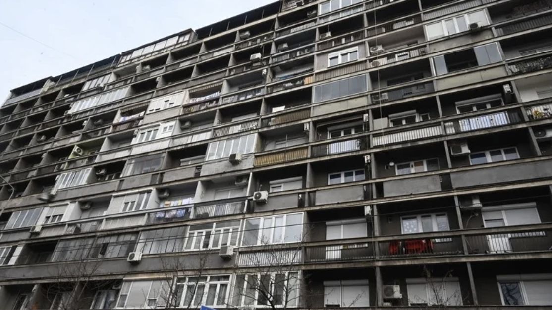 Djevojka umrla tokom intimnog odnosa Hitna pomoć primila je poziv od mladića M. M. (30) koji im je, navodno, rekao da je njegova djevojka koristila kokain, ali da je bez svjesti i da ne diše, te da sumnja da se predozirala. Prema riječima izvora Blica, mladić koji je počinio samoubistvo, je prije poziva pokušavao da reanimira djevojku, kao i dok je čekao da ljekari stignu, ali bezuspješno. Dolaskom na lice mjesta u stan u Cvijićevoj ulici, ljekari su zatekli nesretnu djevojku koja je naga ležala na krevetu i nije davala znake života. – Tročlana ekipa stigla je u stan i odmah su krenuli sa reanimiranjem djevojke. Nažalost, bezuspješno, nije davala znake života. Tada je doktor iz ekipe konstatovao njenu smrt. Dok je on izgovarao vrijeme, tehničar se okrenuo. Sve se dešavalo u sekundi. Mladić, koji je stajao u stanu dok su ljekari pokušavali da spase djevojku, približio se prozoru, a tehničar je instiktivno krenuo ka njemu. Međutim, mladić je u djeliću sekunde skočio sa prozora iz stana koji se nalazi na 9. spratu, ne dajući nikakvu šansu ljekarima da ga uhvate i spase – otkriva sagovornik Blica. Prema njegovim riječima djevojka i mladić su u trenutku njene smrti imali intimni odnos.