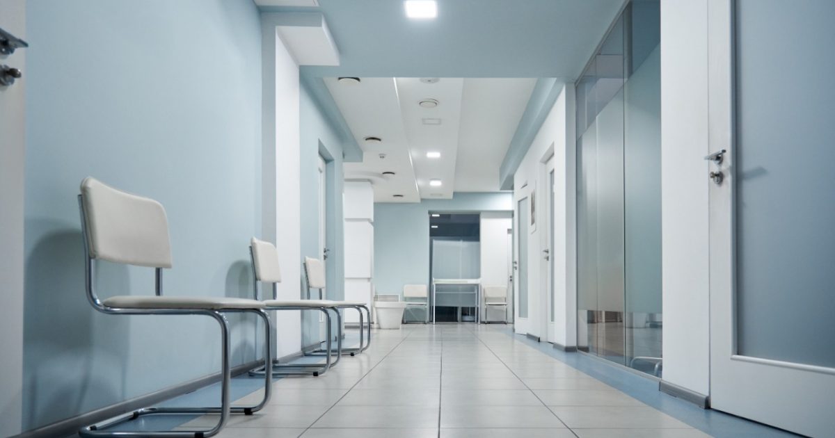 Preminulo dvogodišnje dijete pogođeno zalutalim metkom u Skoplju