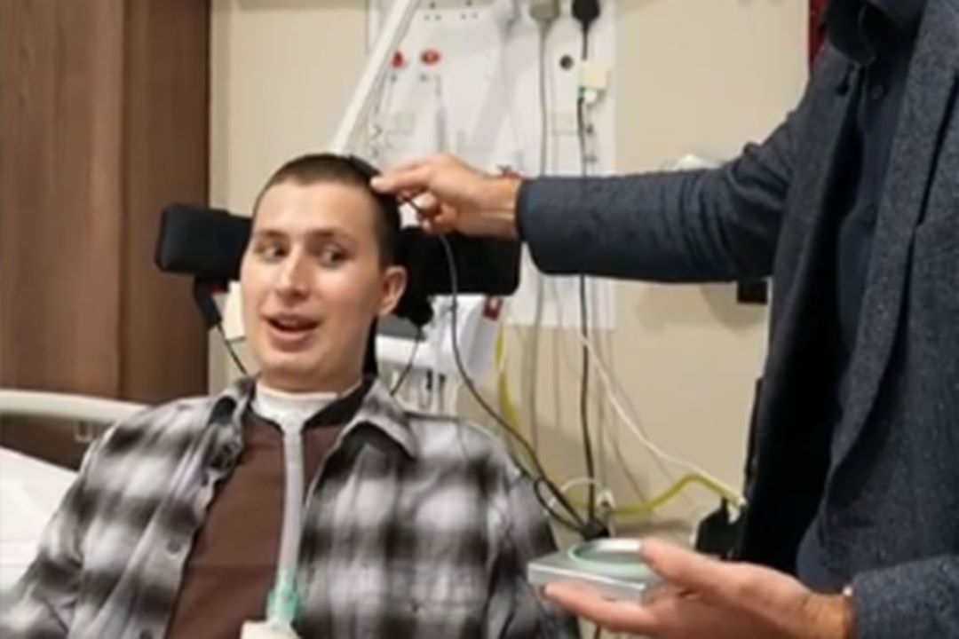 Paralizovanom muškarcu ugrađen Maskov čip