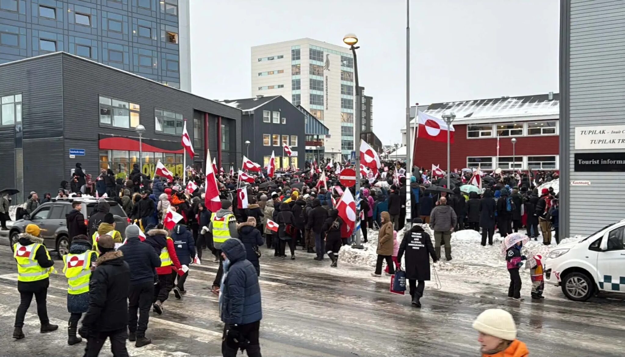 Hiljade demonstranata okupili su se širom Danske u znak solidarnosti s Grenlandom u jeku prijetnje američkog predsjednika Donalda Trampa da će anektirati arktičko ostrvo, zahtijevajući da Sjedinjene Države poštuju pravo Grenlanđana na samoopredjeljenje.

U nekoliko gradova na Grenlandu ovog se popodneva održavaju protesti. Prema organizatorima iz inicijative “Podrška Grenlandu”, okupljanja su organizirana u Nuuku, Illulisatu, Qaqortoqu i Aasiaatu, javlja DR.

Demonstranti na Grenlandu i u Danskoj poručili Trampu: “Nema prodaje”
