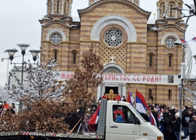 Ispred Hrama Hrista Spasitelja u Banjaluci dočekani badnjaci