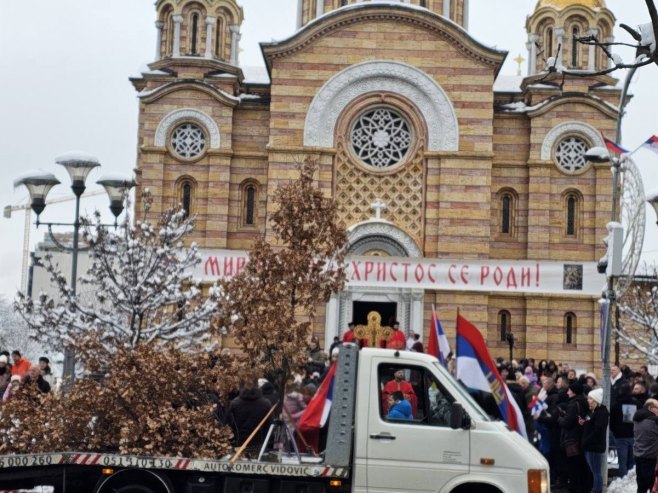 Ispred Hrama Hrista Spasitelja u Banjaluci dočekani badnjaci