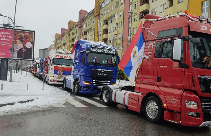 Defile kamiona kroz Banjaluku, paketićima obradovali najmlađe