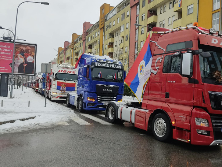 Defile kamiona kroz Banjaluku, paketićima obradovali najmlađe