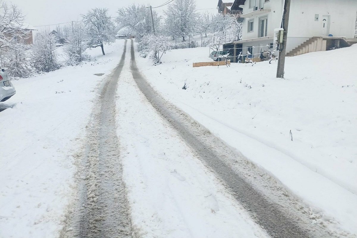 Mještani Ulice srpskih rudara na Laušu čekaju grtalice