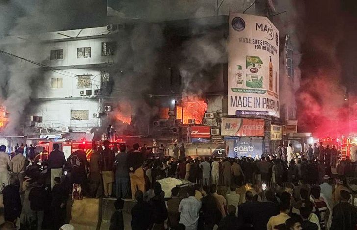Tržni centar u Pakistanu pretvoren u pepeo, šest osoba poginulo