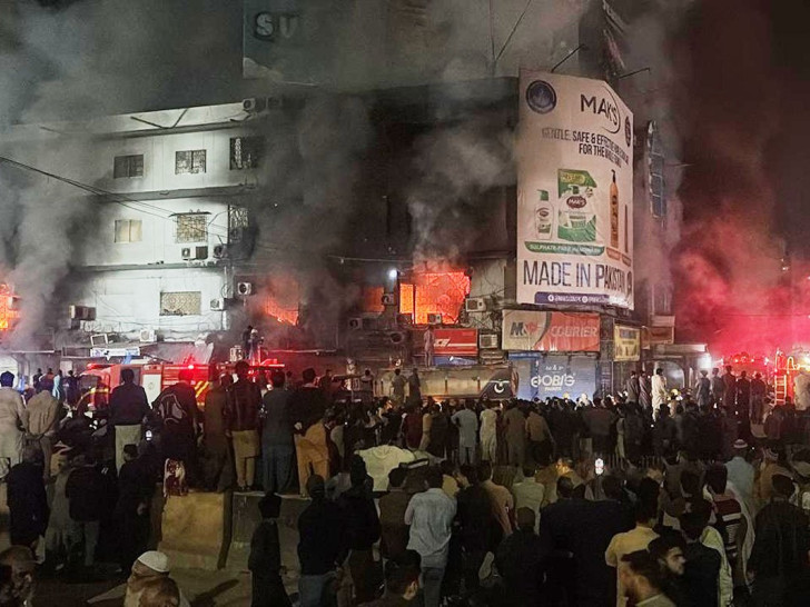Tržni centar u Pakistanu pretvoren u pepeo, šest osoba poginulo