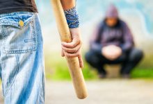 Tukao ga palicom, pa kad je pukla, uzeo drugu i nastavio