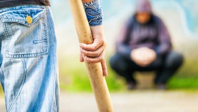 Tukao ga palicom, pa kad je pukla, uzeo drugu i nastavio