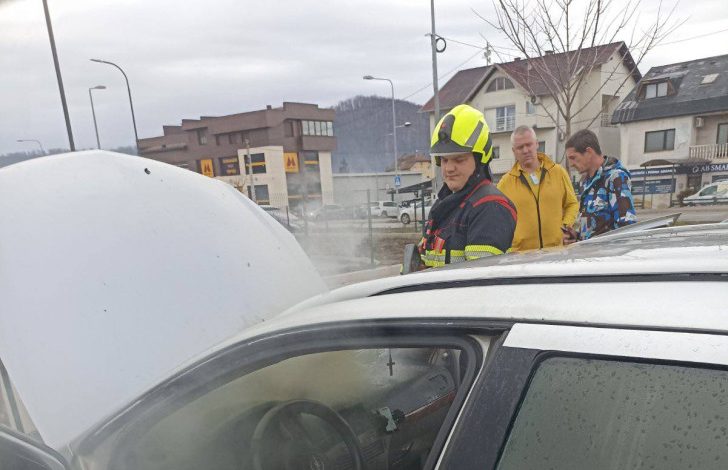 Gorio automobil na parkingu u Banjaluci