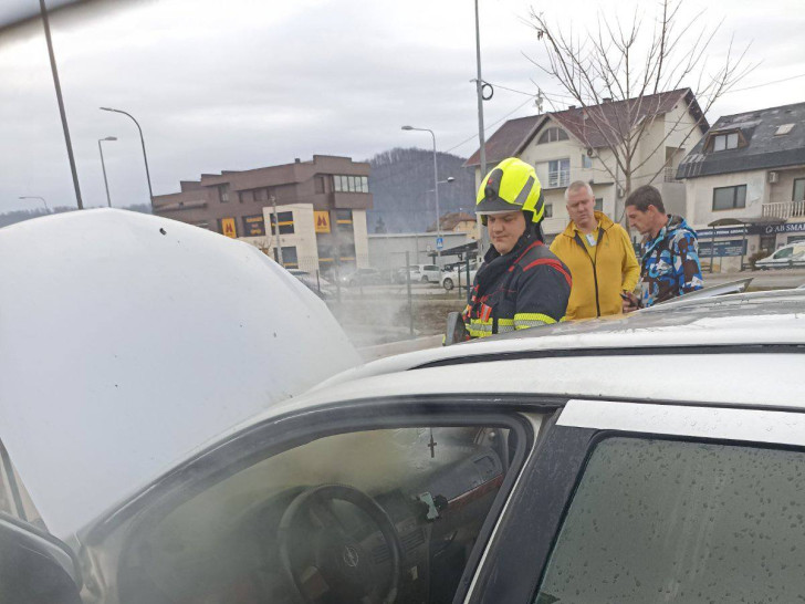 Gorio automobil na parkingu u Banjaluci