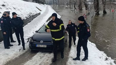 Vatrogasac Rade izvukao zaglavljeni automobil iz Drine