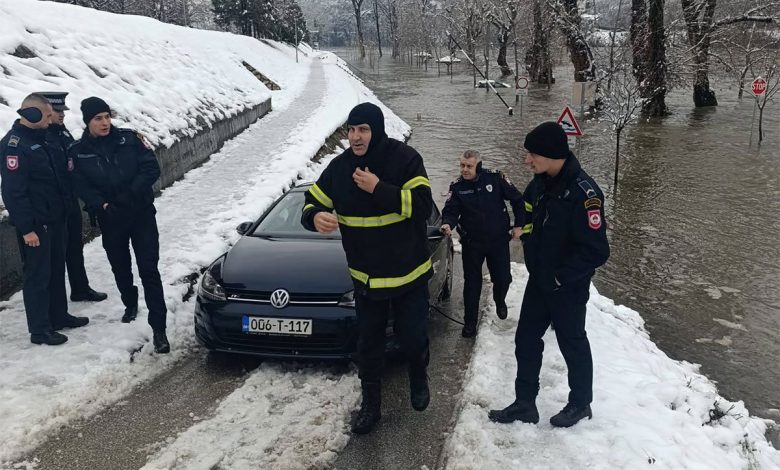 Vatrogasac Rade izvukao zaglavljeni automobil iz Drine