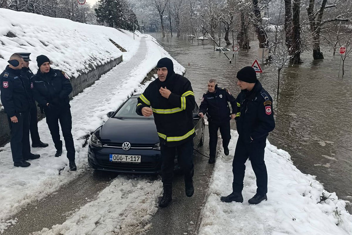 Vatrogasac Rade izvukao zaglavljeni automobil iz Drine