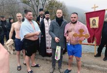 Aleksandar Radojičić prvi doplivao do Časnog krsta u Ribniku