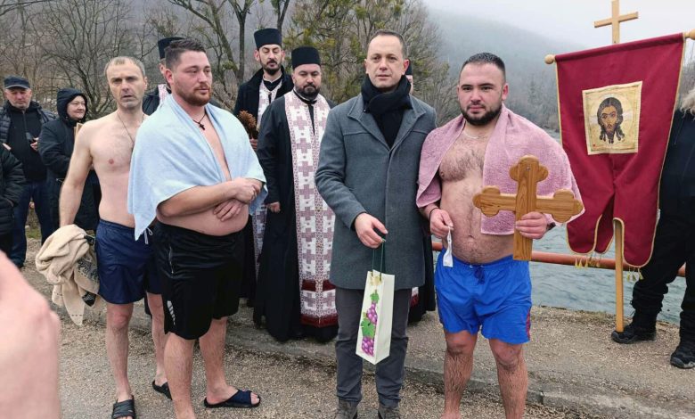 Aleksandar Radojičić prvi doplivao do Časnog krsta u Ribniku