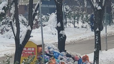 Grad okovan smećem i ledom