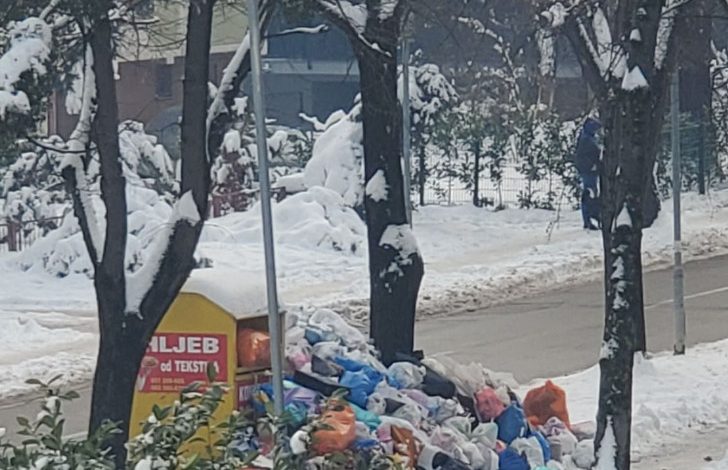 Grad okovan smećem i ledom