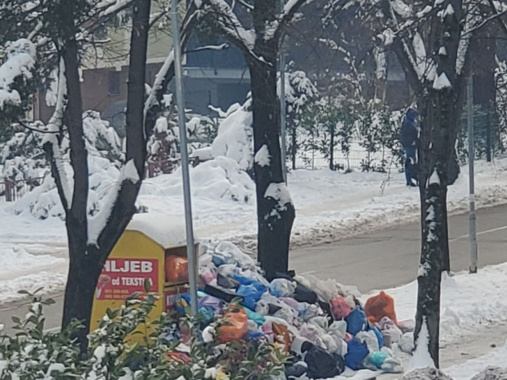 Grad okovan smećem i ledom