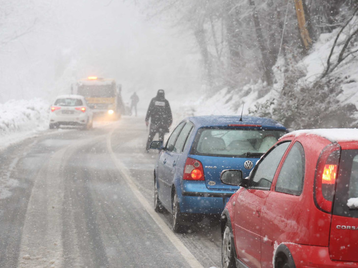 Otežan saobraćaj na svim dionicama, visina snijega do 50 centimetara