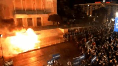 Haos u Tirani: Demonstranti bacili Molotovljeve koktele na policiju