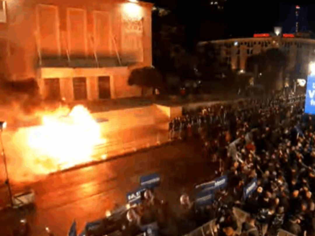 Haos u Tirani: Demonstranti bacili Molotovljeve koktele na policiju